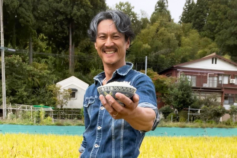 ご飯を差し出す生産者